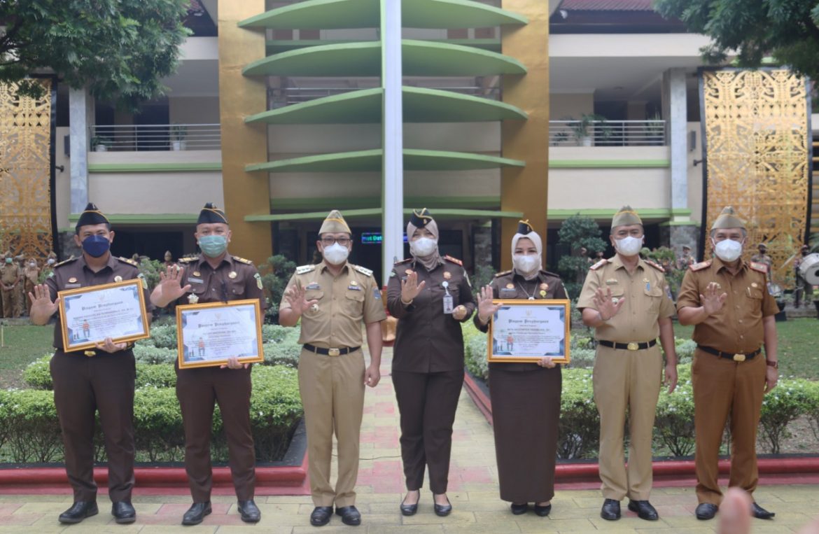 Wahdi Pimpin Apel Pagi Sekaligus Pemberian Penghargaan Kepada Anggota Kejaksaan Negeri Metro