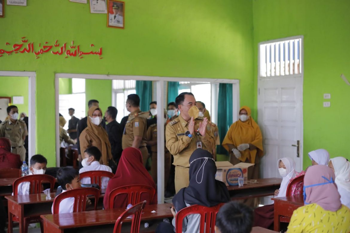 Bupati Adipati Tinjau Pelaksanaan Vaksinasi Covid-19 Untuk Anak Usia 6-11 Tahun