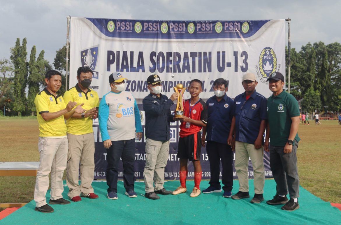 Wakil Walikota Metro Serahkan Piala Juara Sepak Bola Soeratin U-13
