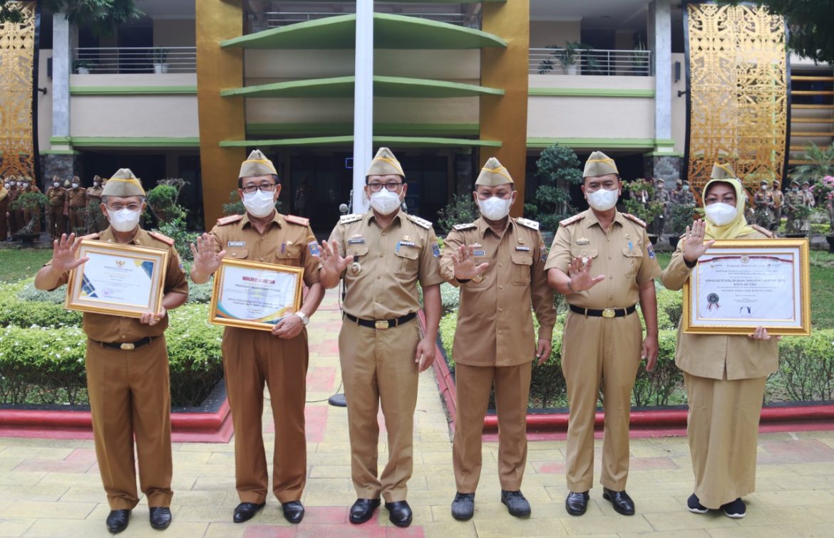 Walikota Wahdi Serahkan Piagam Penghargaan Kepada Disdukcapil, Dinas PM-PTSP, BPPRD Kota Metro
