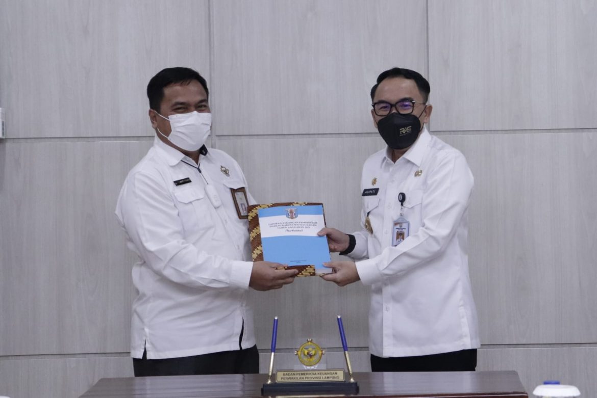 Bupati Adipati Serahkan LKD Dan Tanda Tangani Pakta Integritas Kepala Daerah Tahun 2022