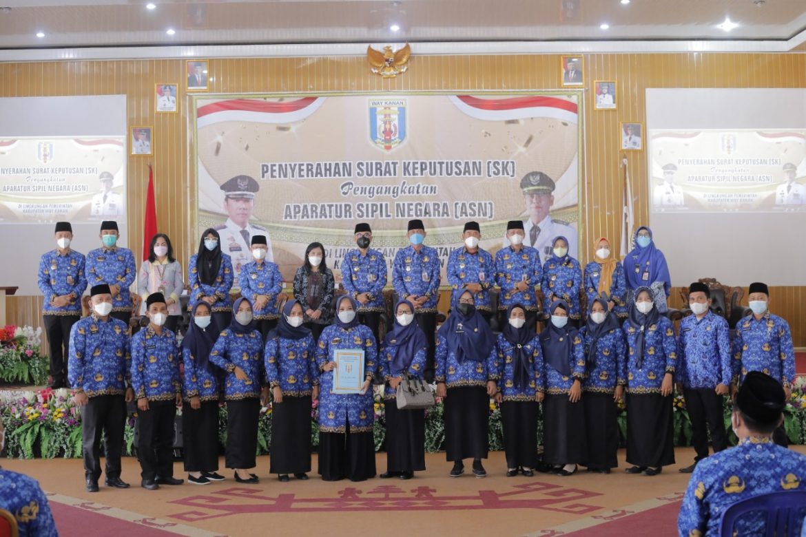 Bupati Way Kanan Serahkan SK CPNS dan PPPK
