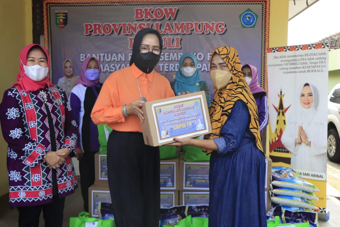 TP PKK dan BKOW Provinsi Lampung, Serahkan Paket Sembako untuk Masyarakat Terdampak Covid-19