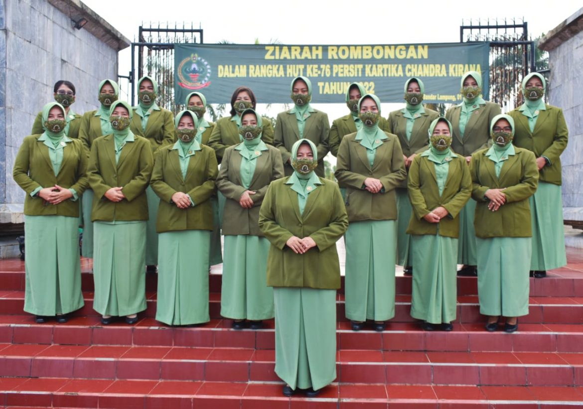 Peringati HUT Ke 76, Persit Kartika Chandra Kirana Koorcab Rem 043 PD II/Sriwijaya Ziarah Ke Taman Makam Pahlawan.