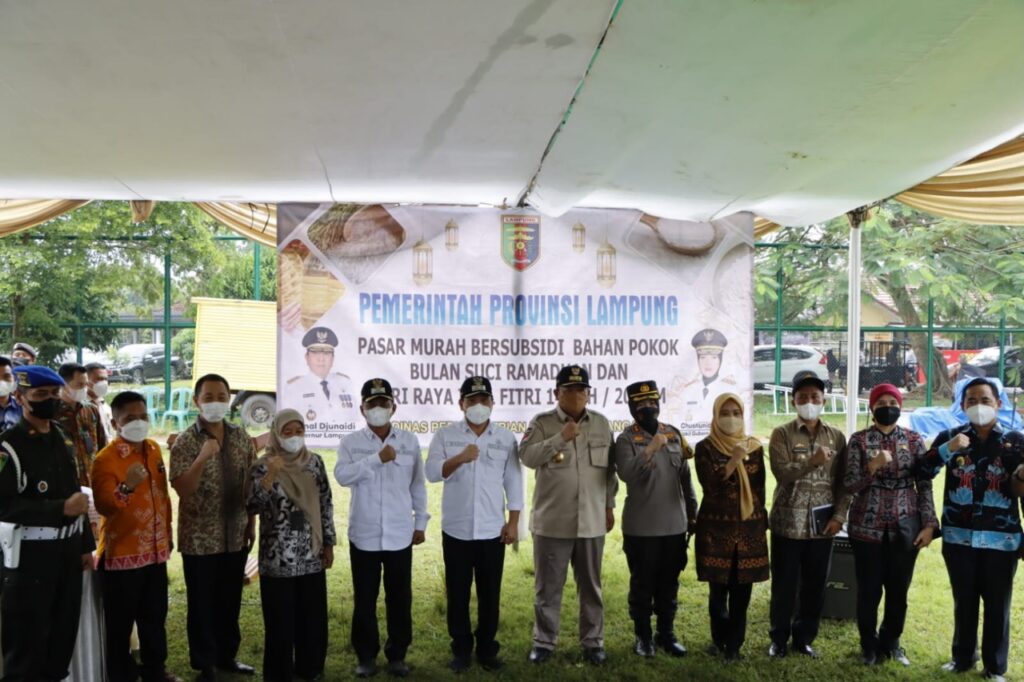 Gubernur Lampung Membuka Kegiatan Pasar Murah Bersubsidi di Kota Metro