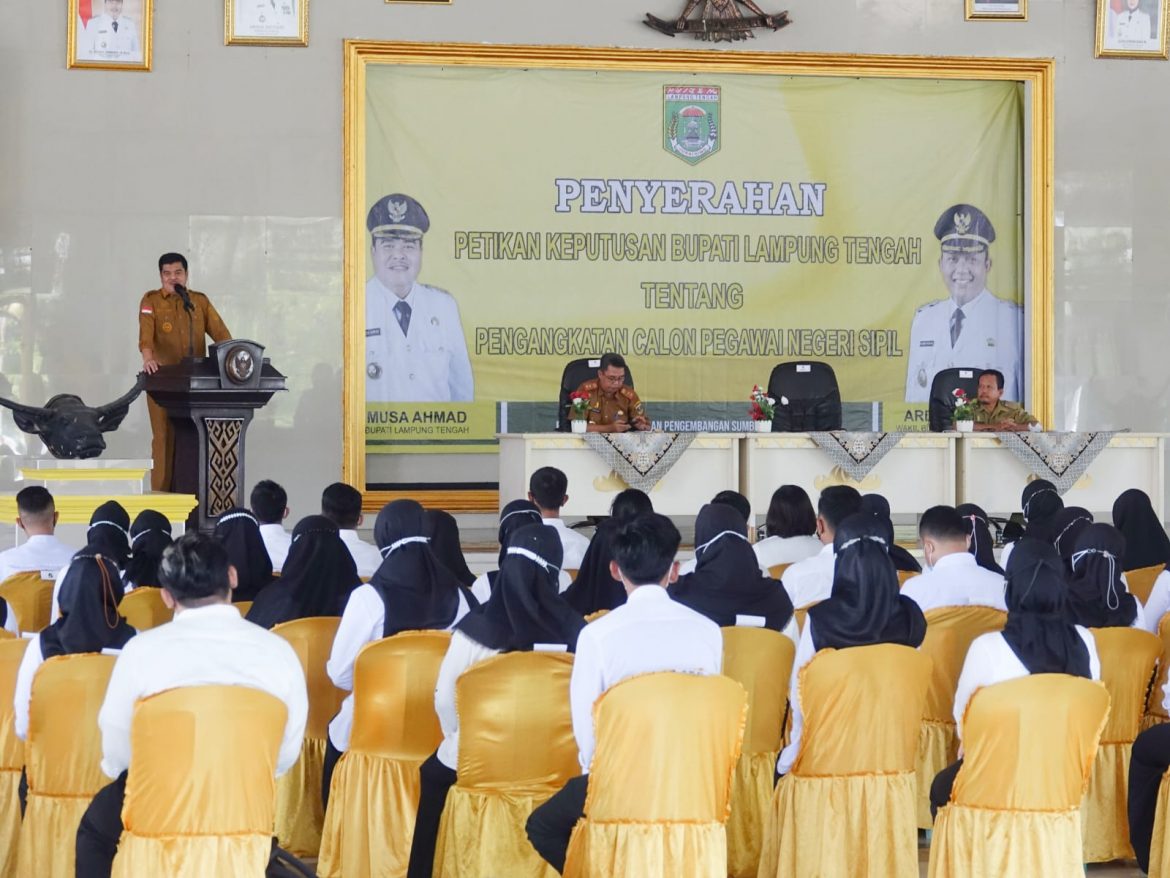 Bupati Musa Ahmad Memberikan Petikan Keputusan Bupati Lampung Tengah Tentang Pengangkatan CPNS di Lingkup Pemerintah Kabupaten Lampung Tengah