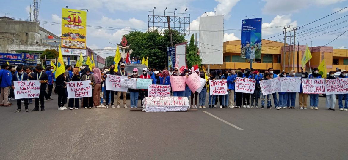 Mahasiswa Berujuk Rasa  Ke Dewan Perwakilan Rakyat Daerah (DPRD) Kota Metro