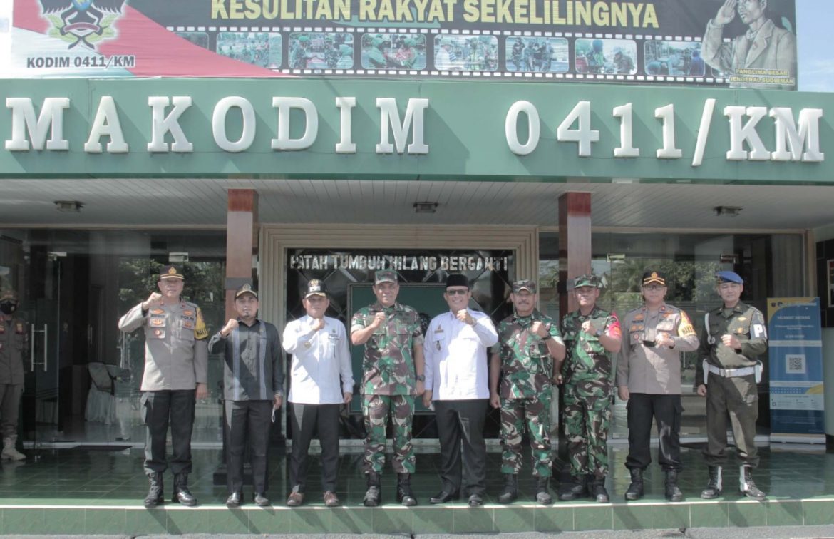 Drs. H. Qomaru Zaman, MA Hadiri Kegiatan Pengawasan dan Evaluasi TNI Manunggal Membangun Desa ke-113 Tahun 2022 di Kodim 0411/KM