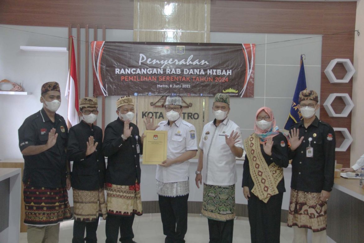 Walikota Metro dan KPU Kota Metro Lakukan Audiensi Serta Penyerahan Rancangan RAB Dana Hibah Pemilihan Serentak Tahun 2024