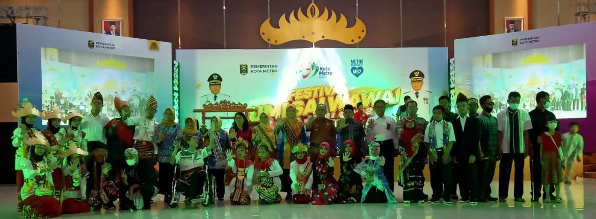 Penyandang Disabilitas Menampilkan Seni Budaya Di Gedung Sessat Agung Kota Metro