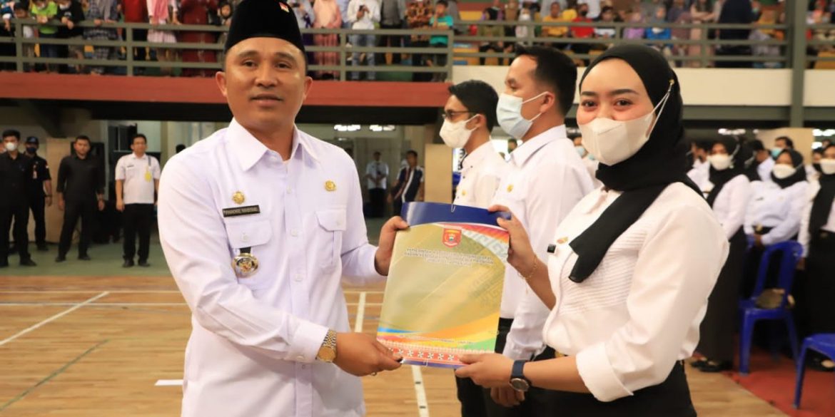 BUPATI H. PAROSIL MABSUS MENYERAHKAN SK TERHADAP 151 CPNS DAN 502 PPPK