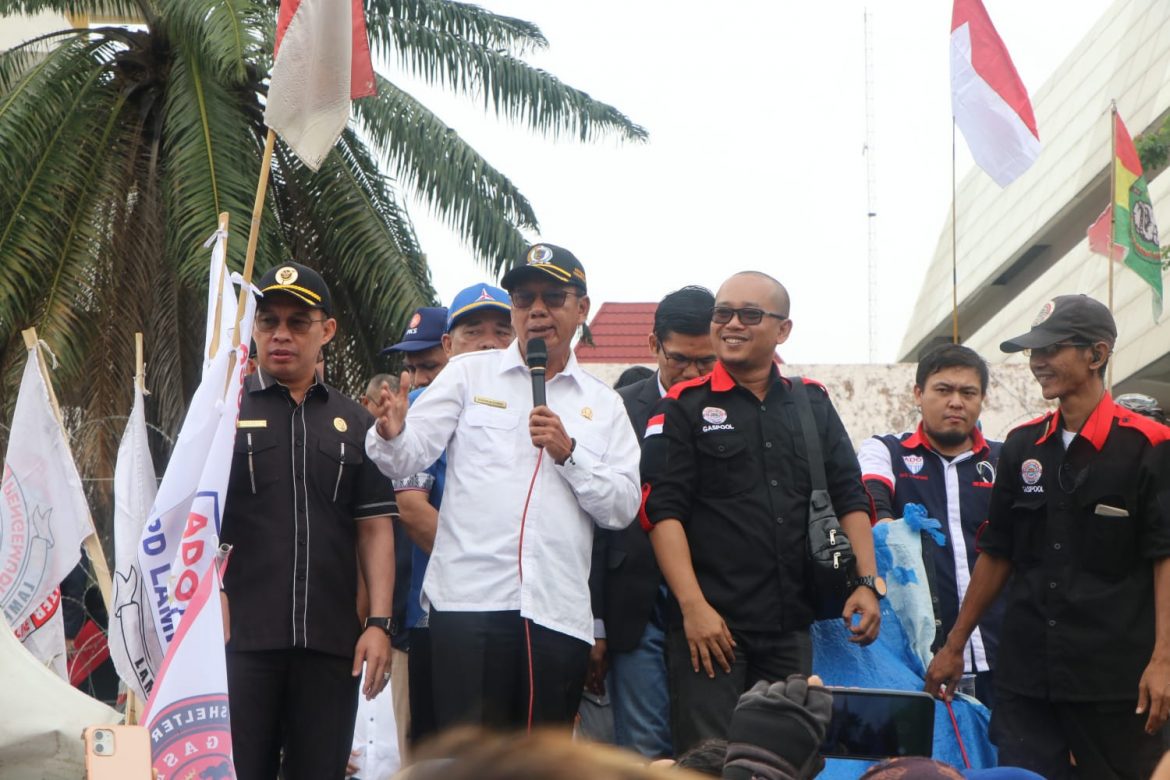 Ketua DPRD Lampung Mingrum Gumay Terima dan Berdialog Dengan Pengunjuk Rasa ‘Gedor Lampung’ Yang Salah Satu Aspirasinya Usulan Perda Transportasi Online Di Lampung