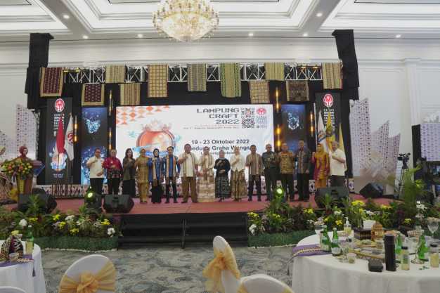 Gubernur Arinal Djunaidi Bersama Ketua Dekranasda Provinsi Lampung Membuka Secara Resmi Perhelatan Lampung Craft ke-3 Tahun 2022
