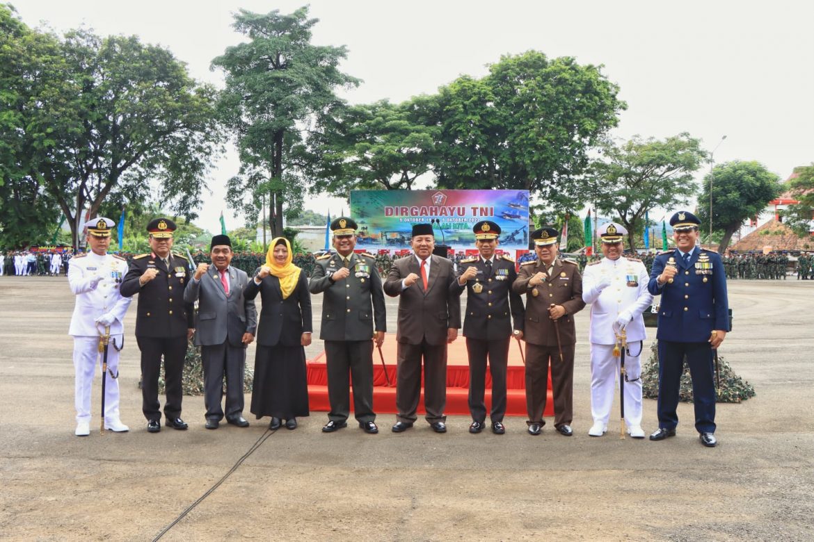 Gubernur Arinal Djunaidi Mengikuti Upacara Peringatan HUT TNI ke – 77, Danrem 043/Garuda Hitam Bertindak Sebagai Inspektur Upacara