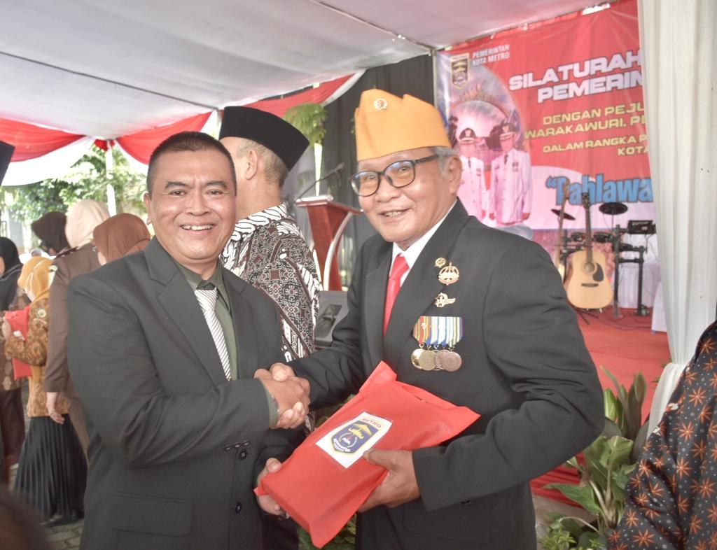 Ramah Tamah Peringati Hari Pahlawan Ke-77, Anggota LVRI, DHC Angkatan 45, Warakawuri, PEPABRI dan Purnawirawan Polri Terima Penghargaan Dari Walikota Metro