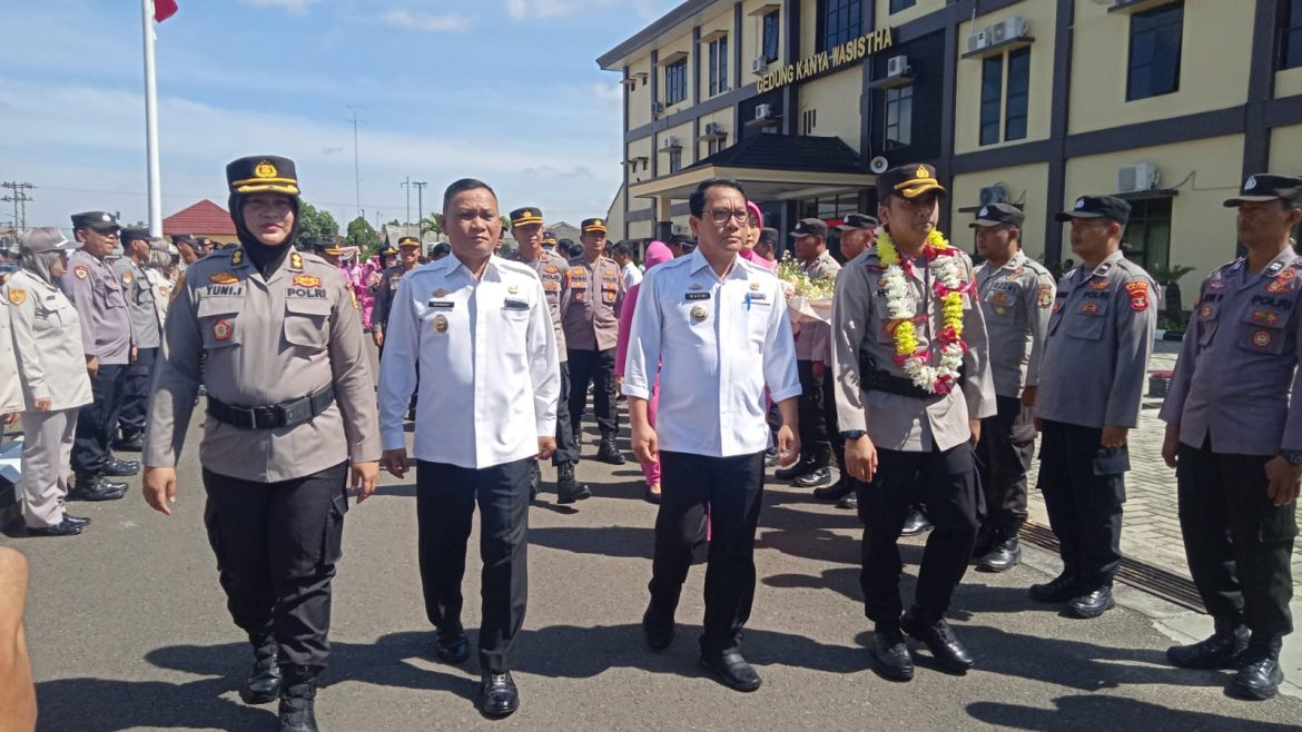 Penyambutan Kapolres Kota Metro Dengan Upacara Pedang Pora