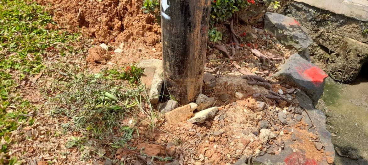 Warga Perumnas JSP Pertanyakan Pemasangan Tiang Internet