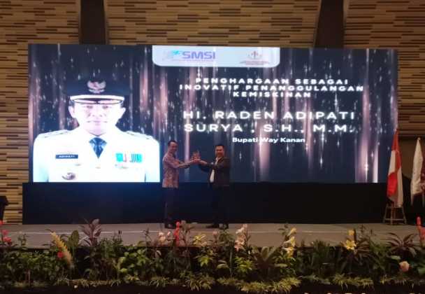 Bupati Way Kanan Terima Penghargaan SMSI Award, Sebagai Inovatif Penanggulangan Kemiskinan