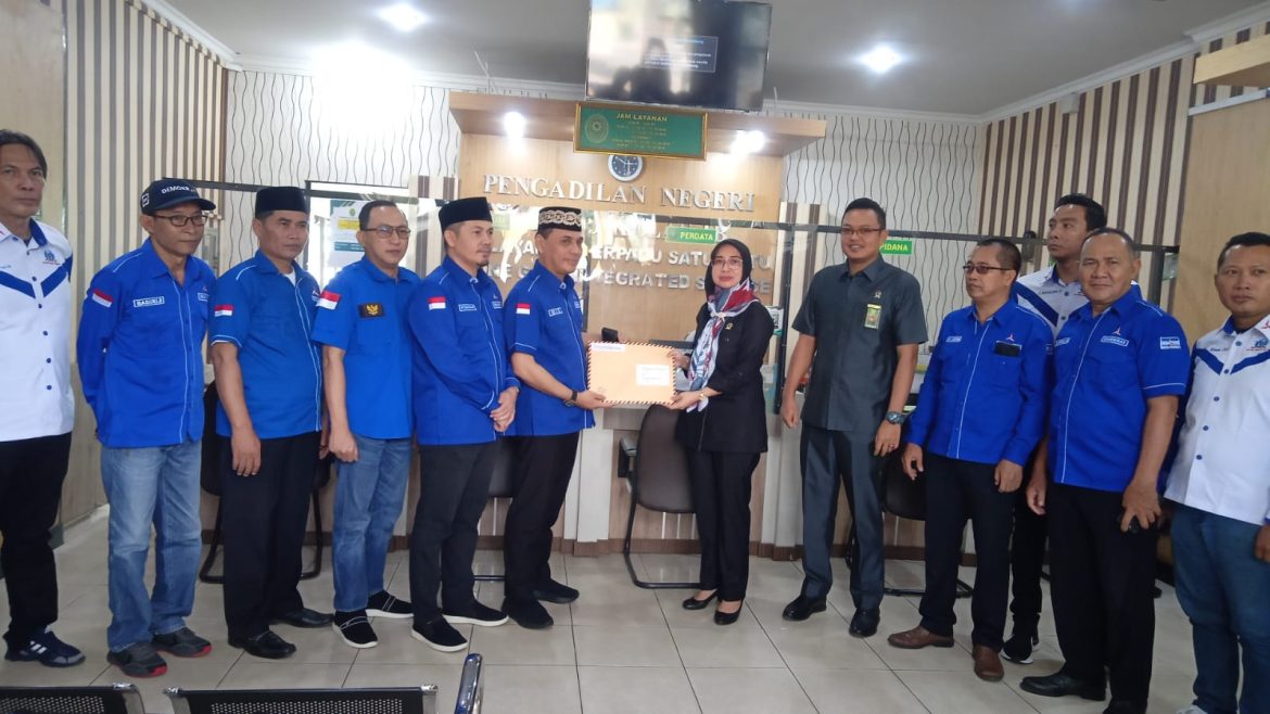 Demokrat Kota Metro Datangi Pengadilan Negeri Kota Metro Sampaikan Aspirasi