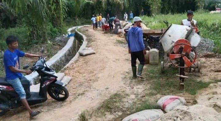 Pembangunan Rabat Beton jalan lingkungan Kampung Negeri Jaya Mulai di Kerjakan