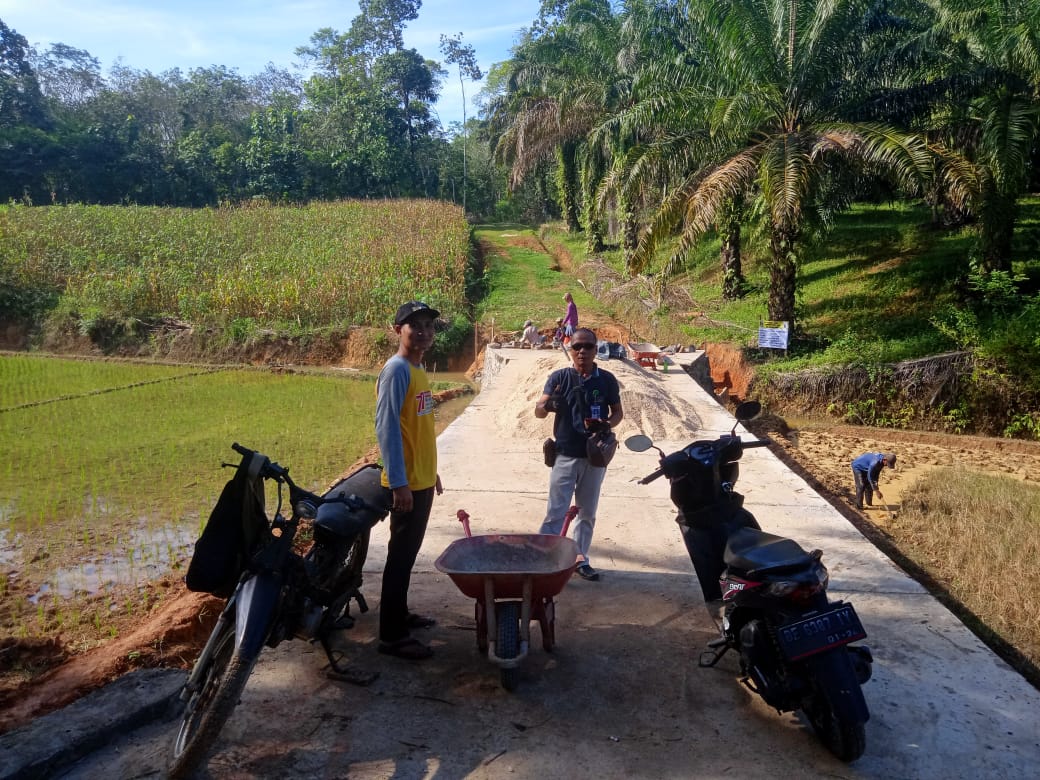 Kakam Taman Sari Arpani Aripin S .ap. Bersama Masyarakat Membangun Desa