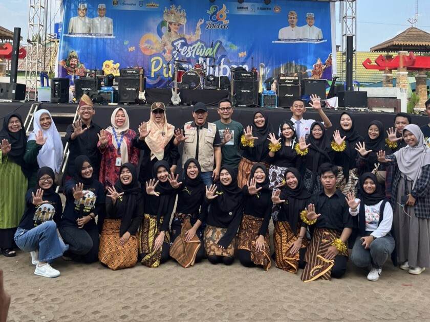 WALIKOTA METRO MENGAPRESIASI PERTUNJUKAN SENI DARI FORUM ANAK KOTA METRO