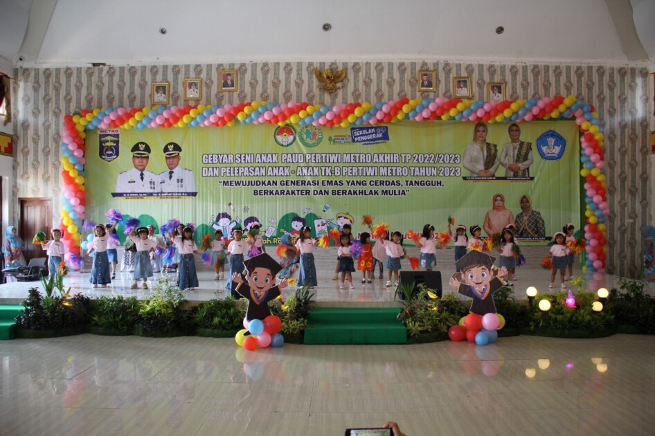 GEBYAR SENI SEKALIGUS PELEPASAN ANAK-ANAK TK- B PERTIWI METRO