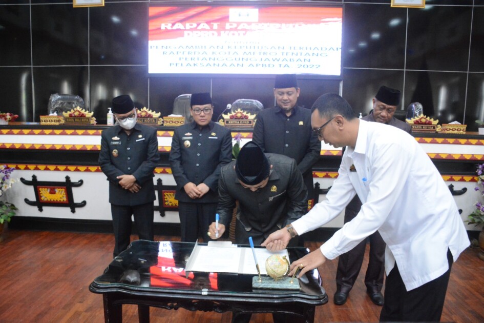 DPRD KOTA METRO RAPAT PARIPURNA RAPERDA PERTANGGUNGJAWABAN APBD TAHUN 2022