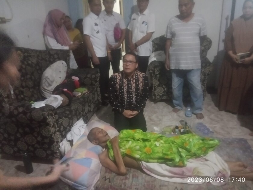 WALIKOTA METRO KUNJUNGI PASUTRI LANSIA YANG SAKIT PARAH