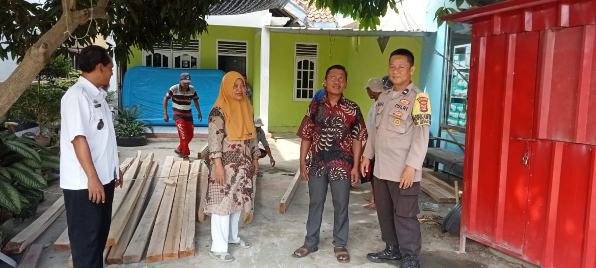 Warga Kelurahan Mulyosari 16A Semangat Ber Gotong Royong Membuat Gardu Pos Ronda Menyambut HUT RI Ke-78