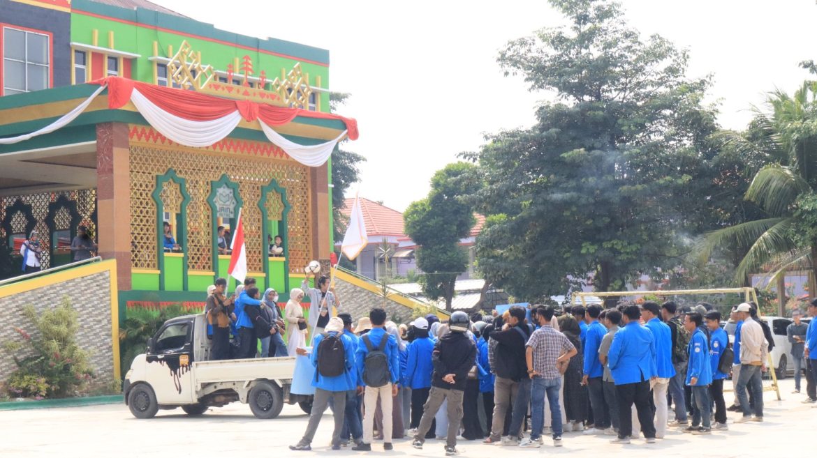 Polres Metro Kawal Unjuk Rasa Internal Mahasiswa IAIN Kota Metro