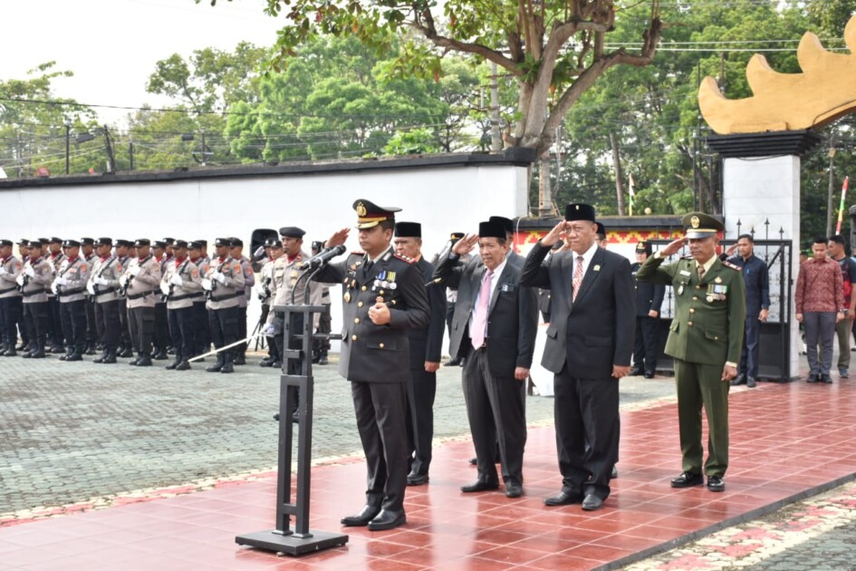 AKBP HERI SULISTYO NUGROHO, JADI ISPEKTUR UPACARA SAAT ZIARAH MAKAM PAHLAWAN