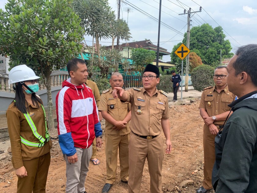 AWASI PERBAIKAN SEJUMLAH RUAS JALAN OLEH REKANAN, WALIKOTA METRO TERJUN LANGSUNG