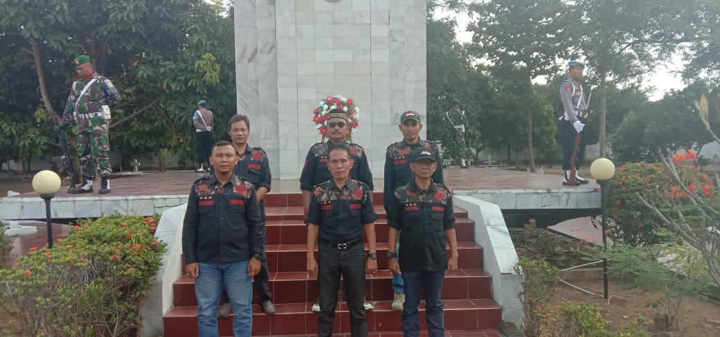 HUT RI Ke-78 , DPC Ormas Bidik Kota Metro Mengikuti Ziarah Dan Tabur Bunga Di Taman Makam Pahlawan (TMP) Kota Metro