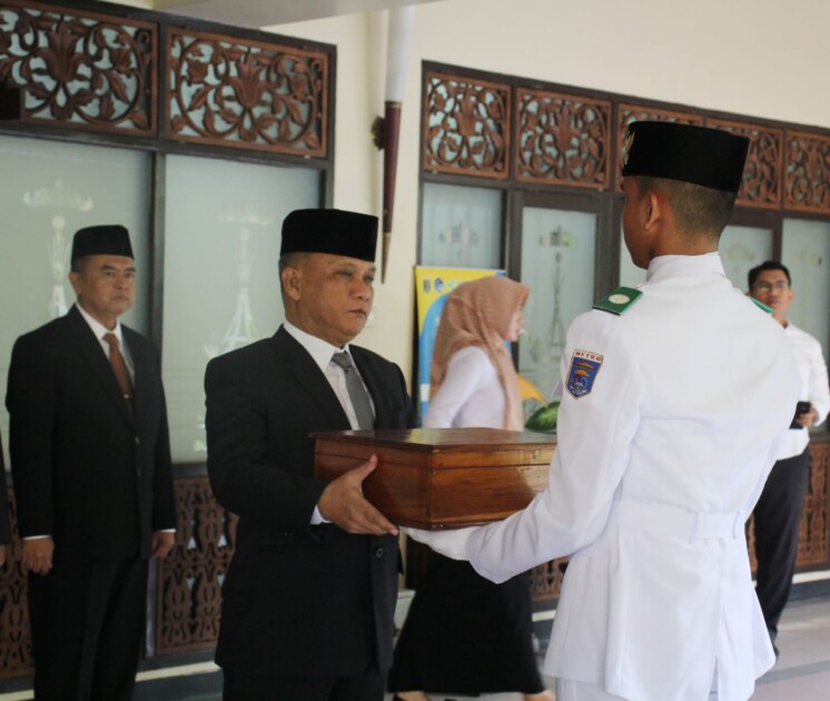 Wakil Walikota Metro Serahkan Bendera Pusaka Merah Putih Ke Paskibraka