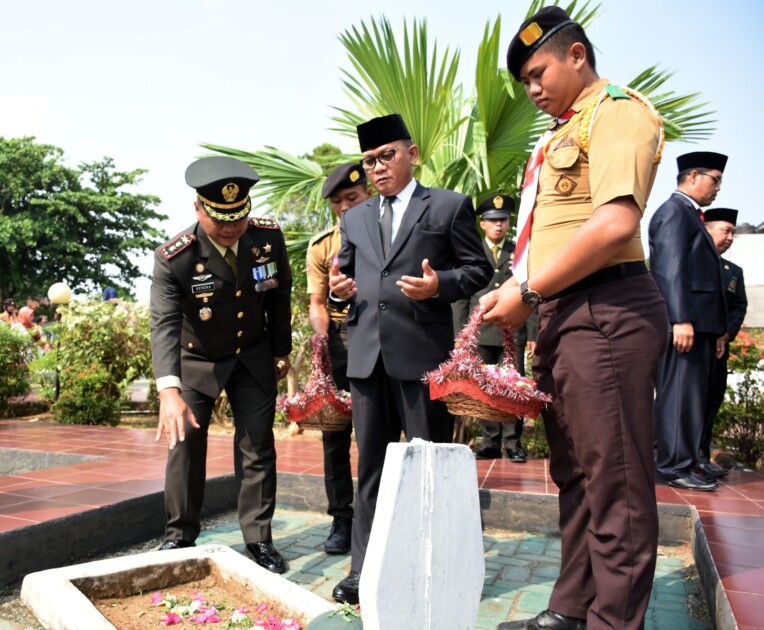 PERINGATAN HARI PAHLAWAN WAKIL WALIKOTA METRO DAN FORKOPIMDA ZIARAH DI MAKAM PAHLAWAN
