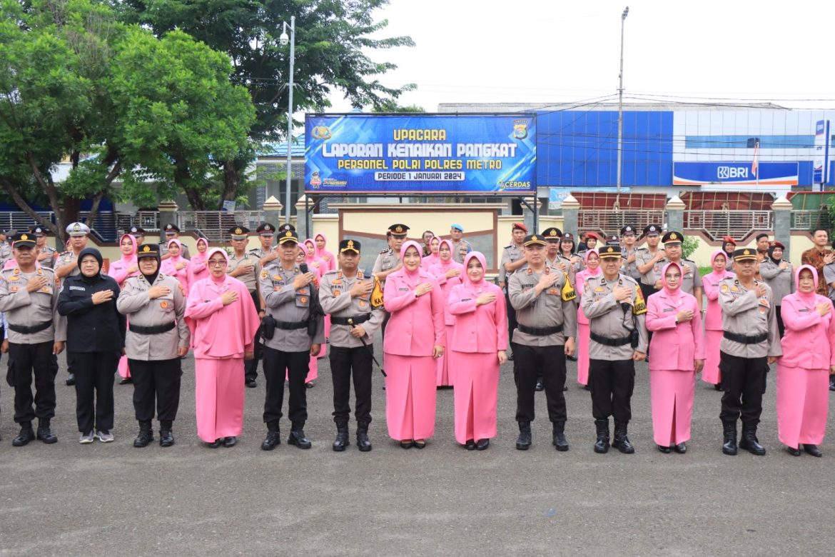 Upacara Kenaikan Pangkat Personil Dan Pemberian Penghargaan Kepada Satker Polres Metro