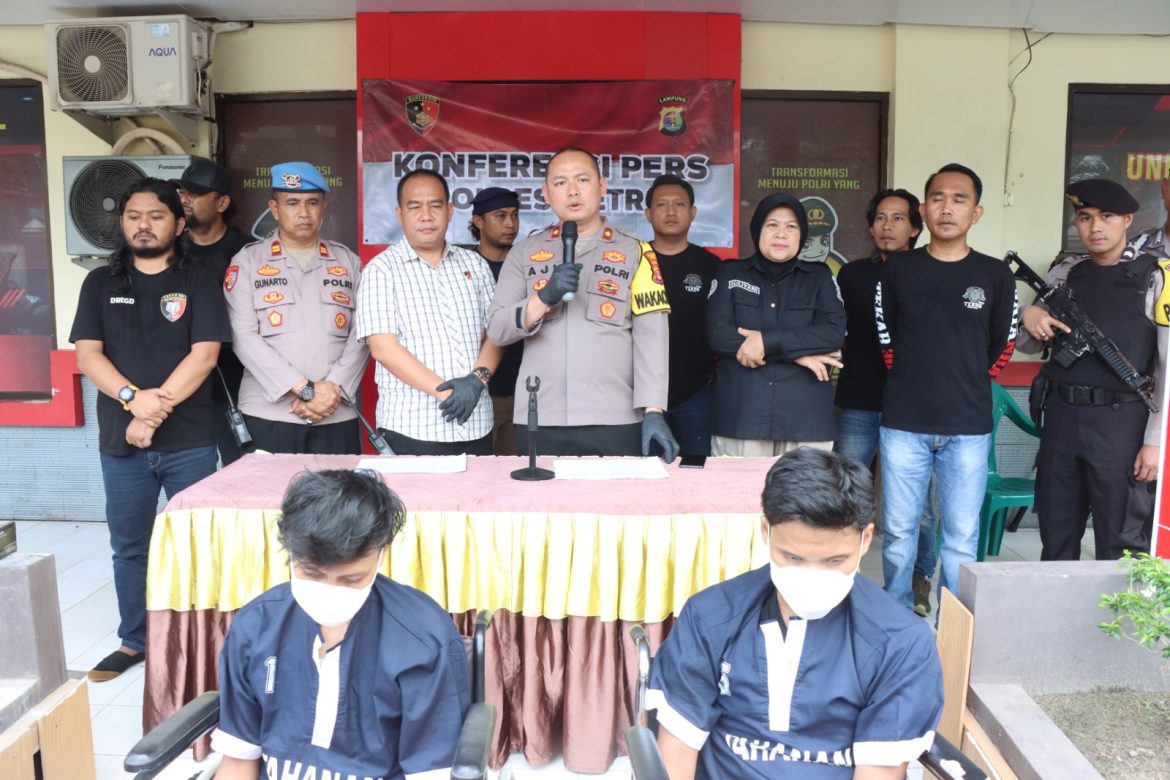 Polres Metro Gelar Konferensi Pers Keberhasilan Menangkap Dua Pelaku Curat R2 Di 10 TKP Kota Metro