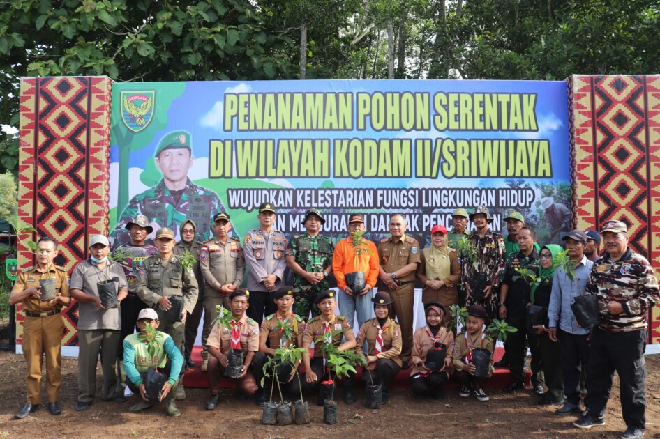 PEMKOT METRO BERSAMA KODIM 0411/KM, LAKUKAN TANAM 1000 BIBIT POHON