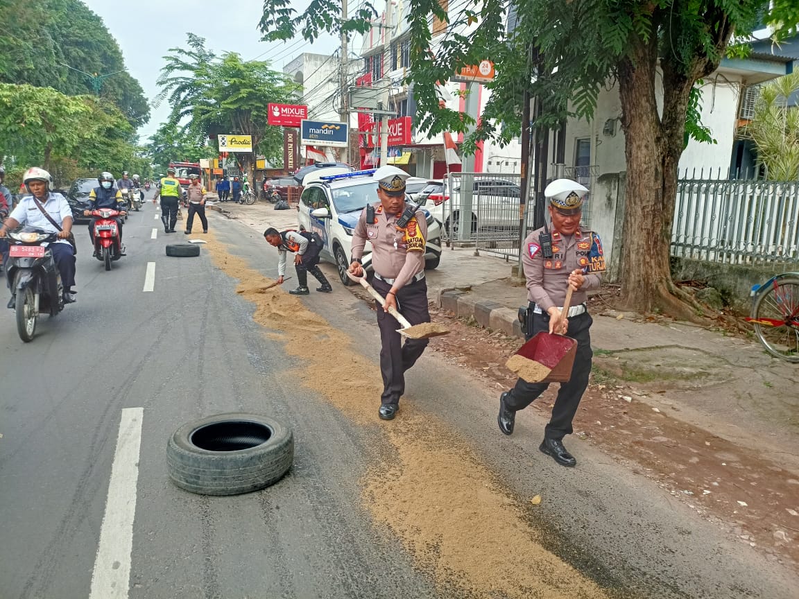 Diduga Ngantuk, Honda City Tabrak Pipa PDAM di Metro