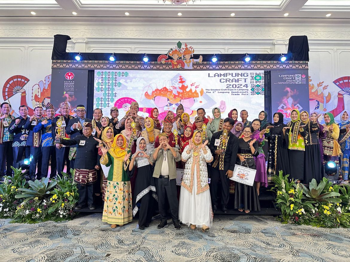PemKab Lampung Timur mengadakan Fashion Show Busana Kreasi Tapis Khas Lampung Timur