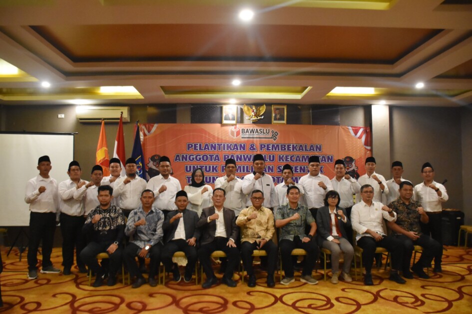 Bawaslu Lantik 15 Anggota Panwascam se Kota Metro