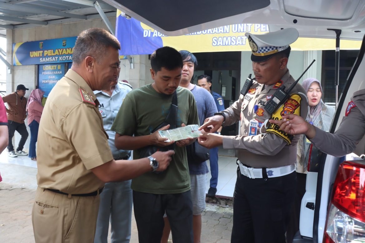Kasat Lantas Bersama Forkopimda Launching Mobil Samsat Keliling Kota Metro