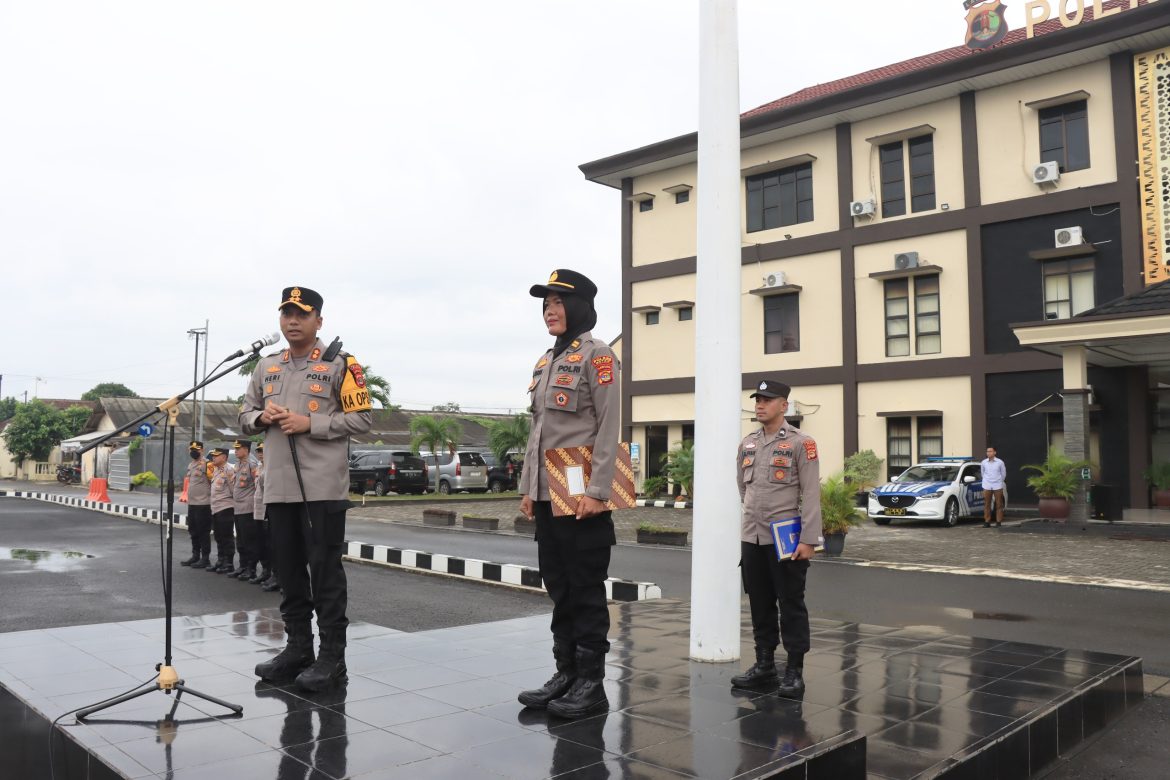 Kapolres Metro Berikan Penghargaan Kepada Iptu Lisma Yang Meraih Juara Pertama Ajang Kemala Run 2024