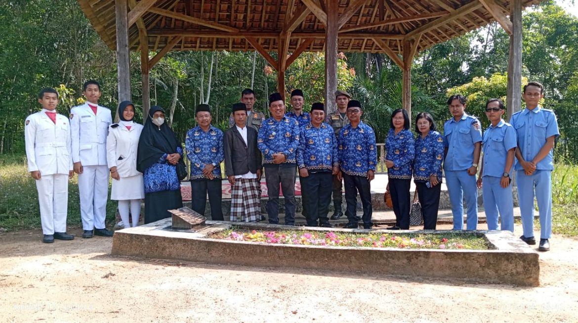 FORKOPIMCAM WAY TUBA GELAR ZIARAH DAN TABUR BUNGA MAKAM ALM. EDWARD ANTHONY