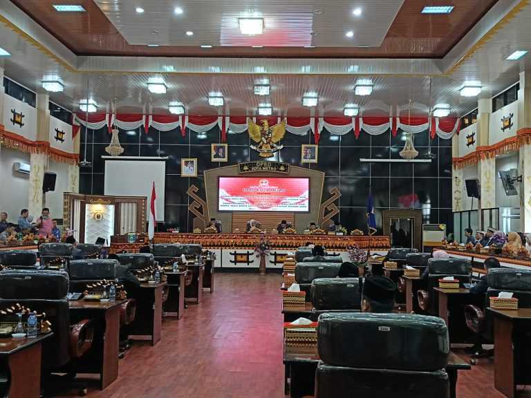 Sidang Paripurna DPRD Kota Metro Tetapkan Bambang-Rafieq Sebagai Walikota dan Wakil Walikota Metro 2025-2030