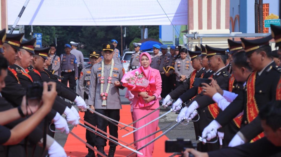 Polres Metro Gelar Welcome and Farewel Parade Kapolres: AKBP Hangga Utama Darmawan, S.I.K Resmi Gantikan AKBP Heri Sulistyo Nugroho, S.I.K., M.I.K