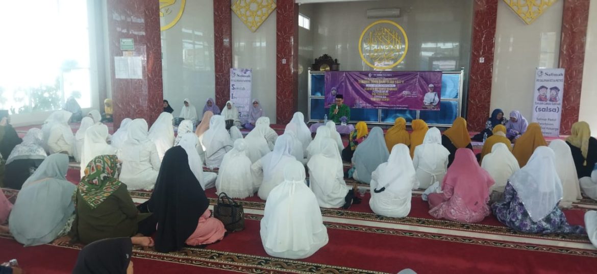 Majelis Taklim Al-Muhajirin Jurai Siwo Permai (JSP) Kelurahan Tejo Agung Dan Salimah  Memberikan Satunan Anak Yatim