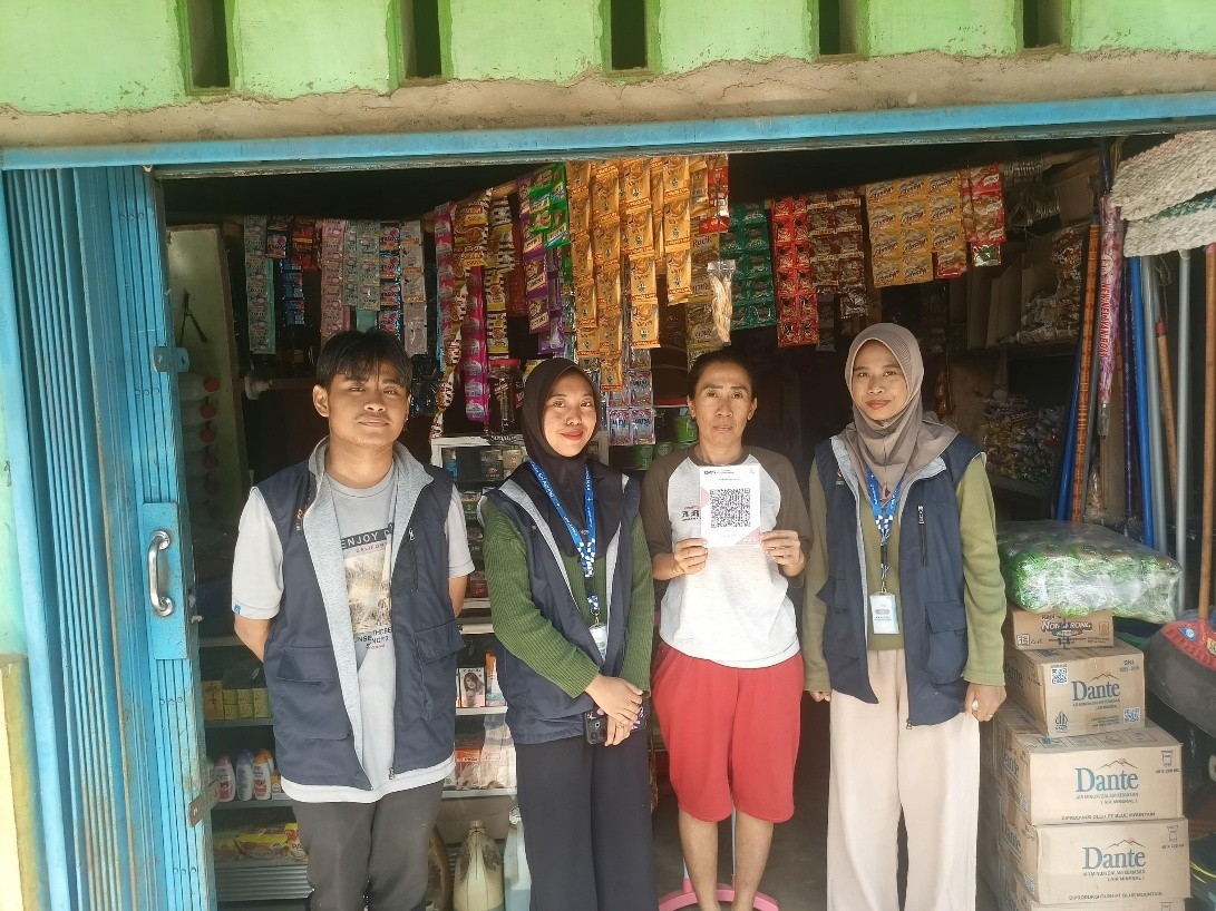 UMKM Sri Agung Siap Go Digital -Mahasiswa KKN Sosialisasikan dan Pasang QRIS Untuk Warga