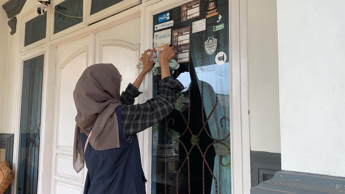 Pemasangan Nomor Rumah Seragam, Mahasiswa KKN UIN Jurai Siwo Lampung Bantu Warga Toto Projo Lebih Mudah Terdata